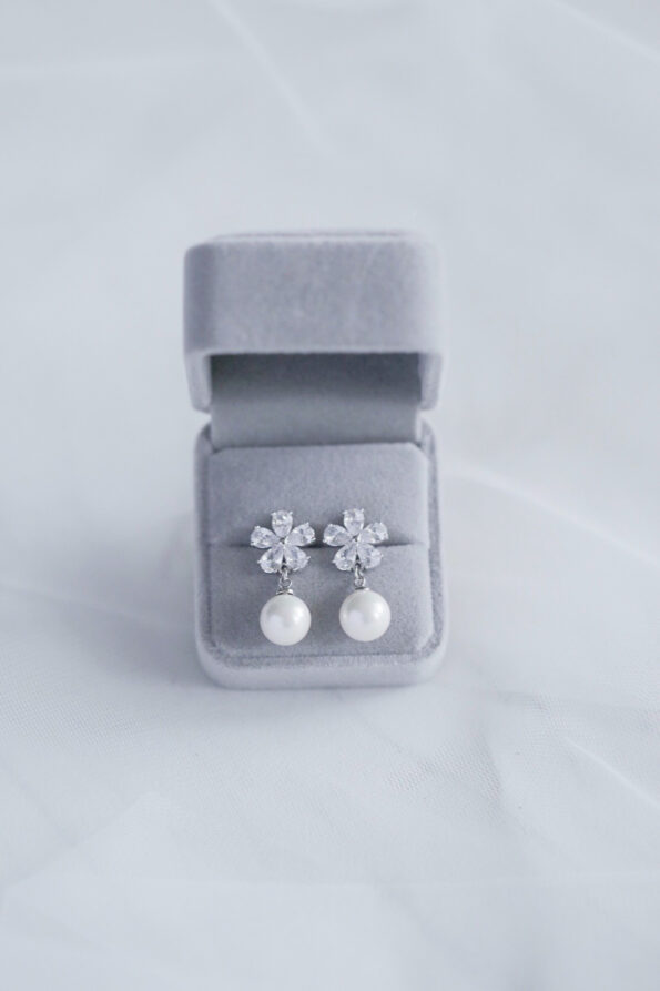 DJW-201900167-Five-Petals-Pearl-Earrings-Rhodium-White-Gold-White-Pearl
