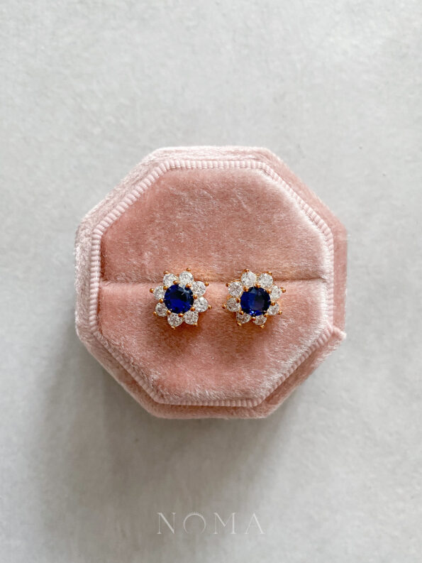 DJW-201900374-Round-Paved-Stud-Earrings-18k-Yellow-Gold-Sapphire-Needle