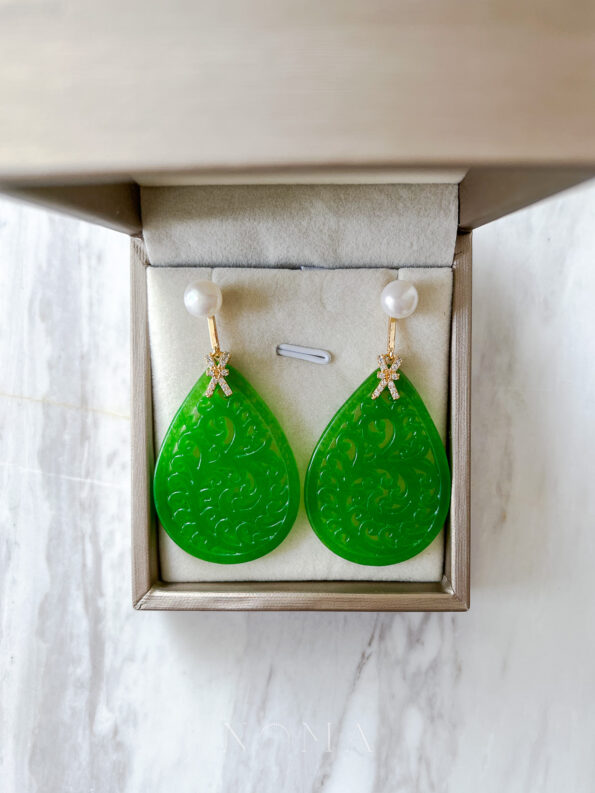 JJW-202100047-Carved-Teardrop-Jade-with-Pearl-Earrings-18k-Yellow-Gold-Jade