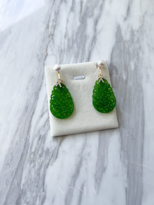 JJW-202200016-Carved-Rounded-Teardrop-Small-Jade-with-Pearl-Earrings-18k-Yellow-Gold-Jade-1