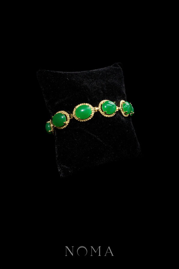 JJW-202300041-Oval-Jade-Pseudo-Halo-Bracelet-18k-Yellow-Gold-Jade-1