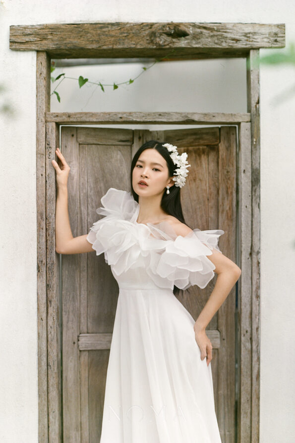 FLR-202400016-CC-Natural-Floral-Arrangement-HairvineBrooch-White-Silver-White-2