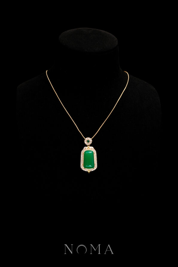 JJW-202400022-Superior-Pointy-Bar-Jade-Pendant-18k-Yellow-Gold-Jade