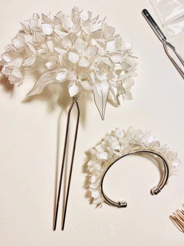 FLR-202100003-LR-Bush-Melody-Bangle-White-Silver-White-1